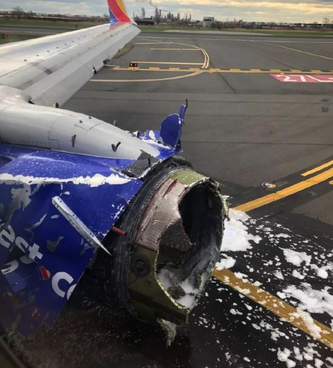 飞机引擎高空爆炸!144名乘客濒临死亡,这个女人做了一件事震惊无数人